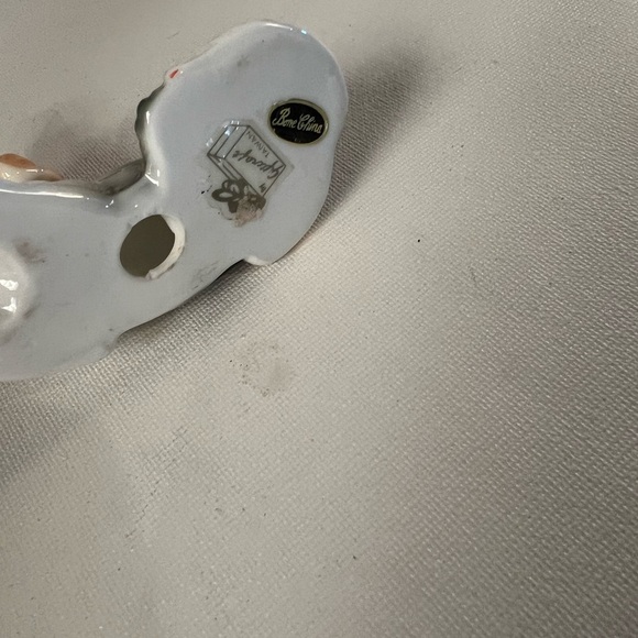 Giftcraft bone china beagle figurine. - Picture 2 of 3